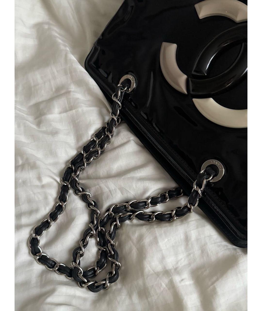 CHANEL Черная сумка с короткими ручками из лакированной кожи, фото 4