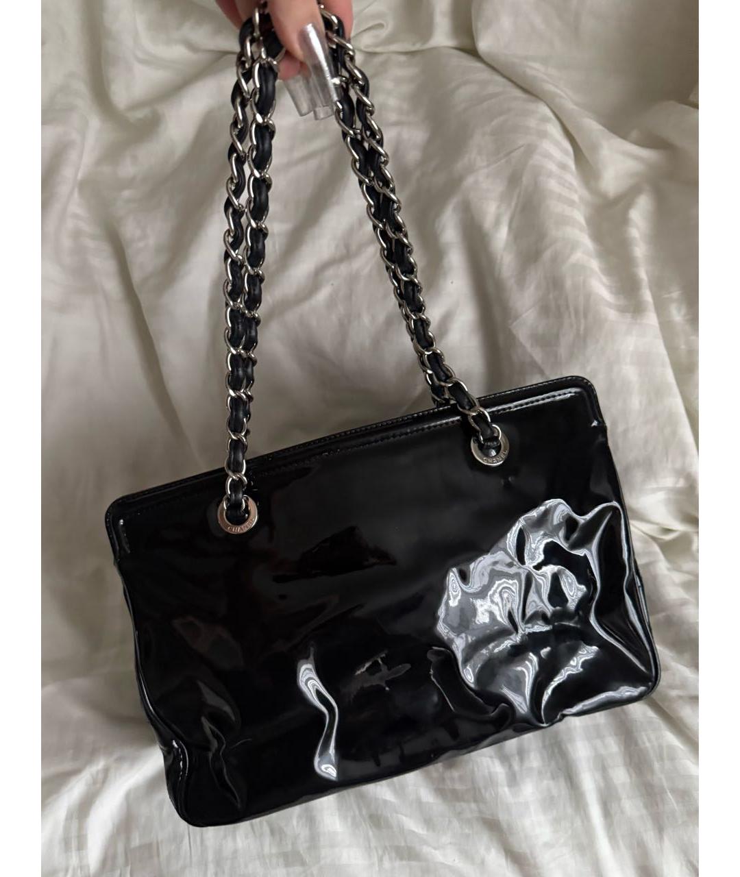 CHANEL Черная сумка с короткими ручками из лакированной кожи, фото 2