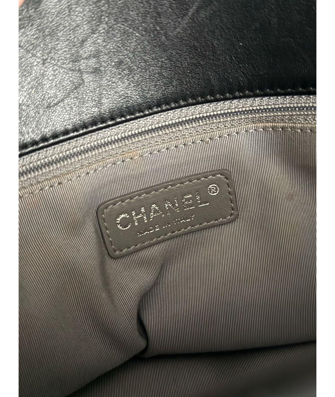 CHANEL Черная сумка с короткими ручками из лакированной кожи, фото 7