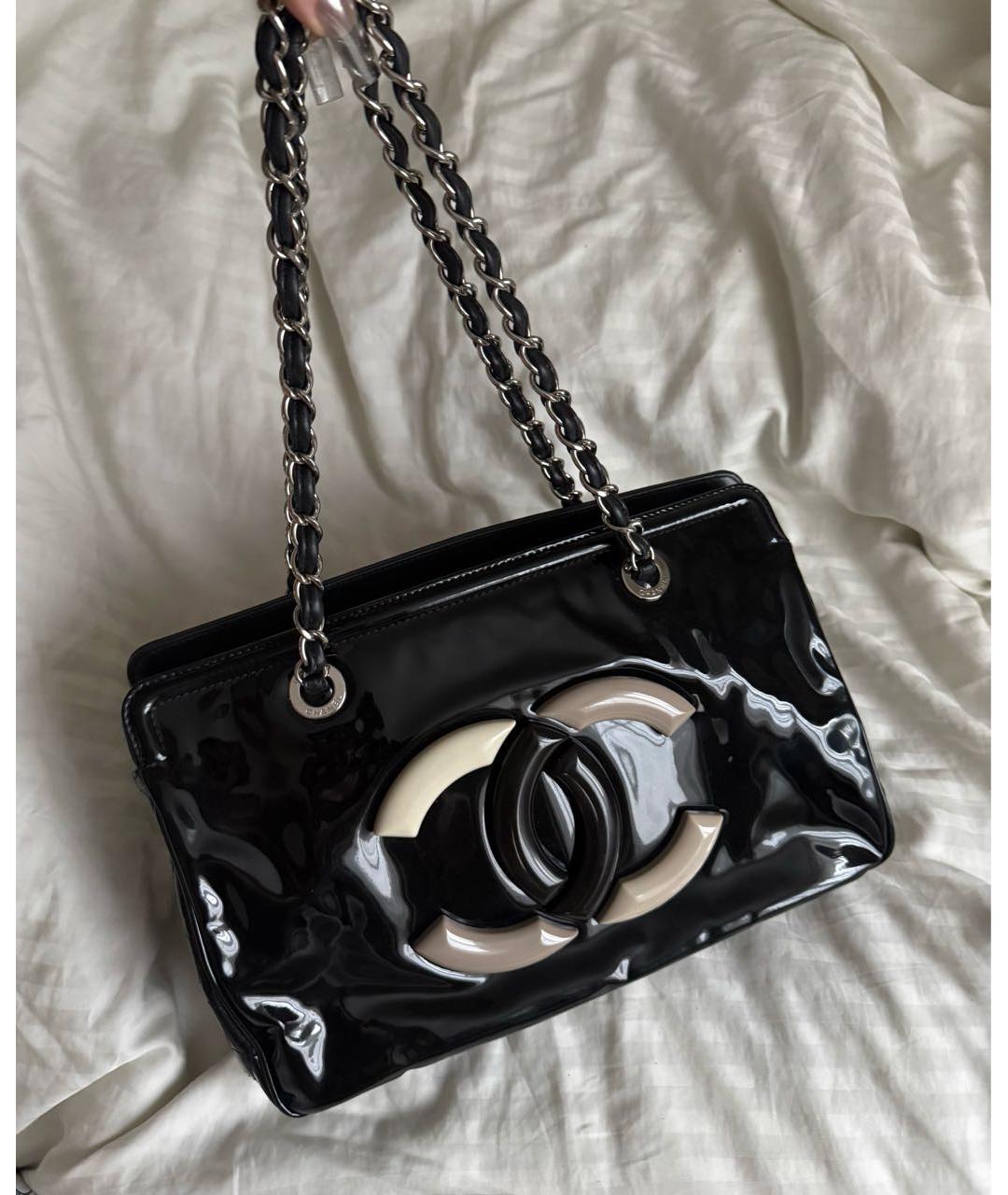 CHANEL Черная сумка с короткими ручками из лакированной кожи, фото 9