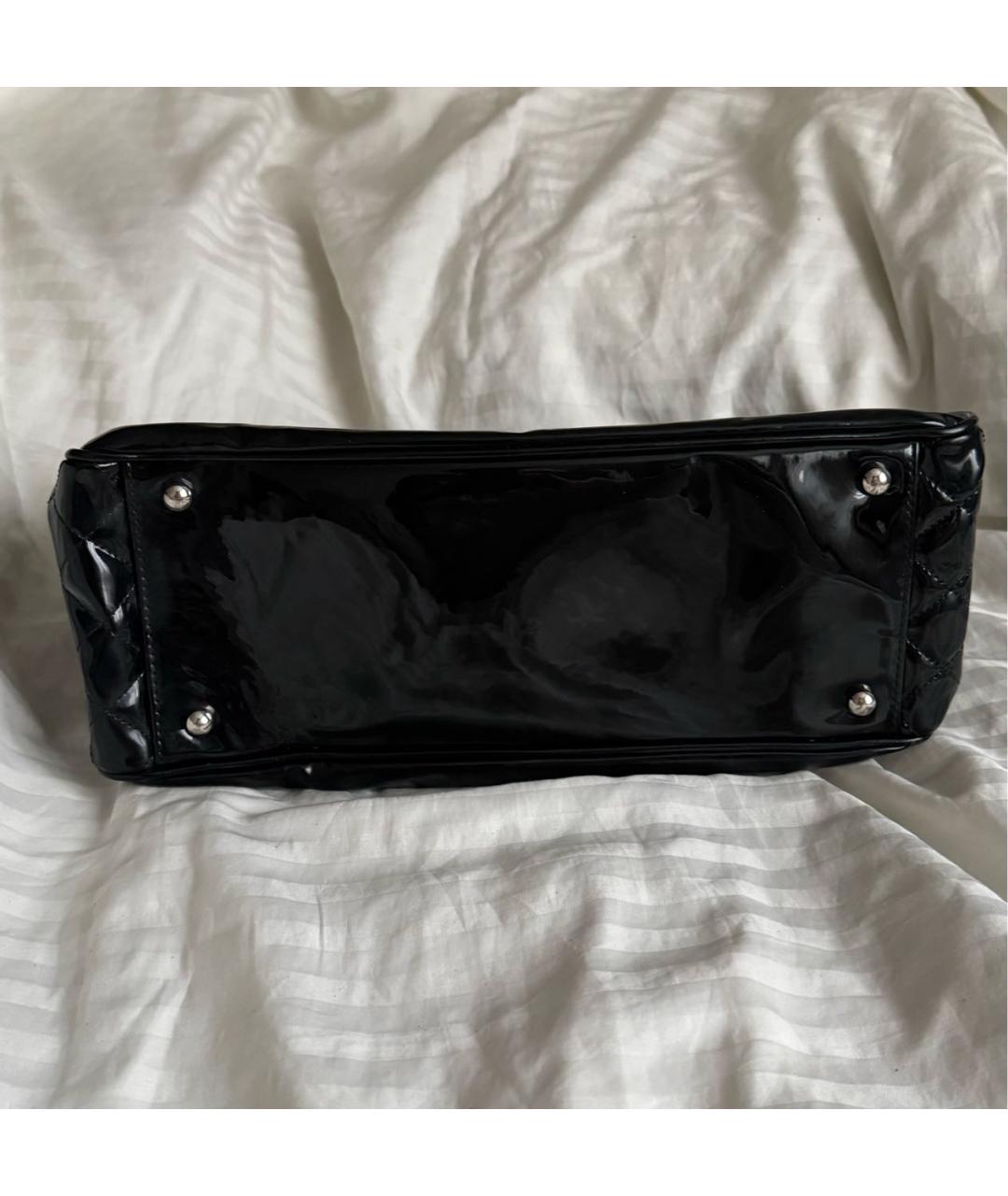 CHANEL Черная сумка с короткими ручками из лакированной кожи, фото 5