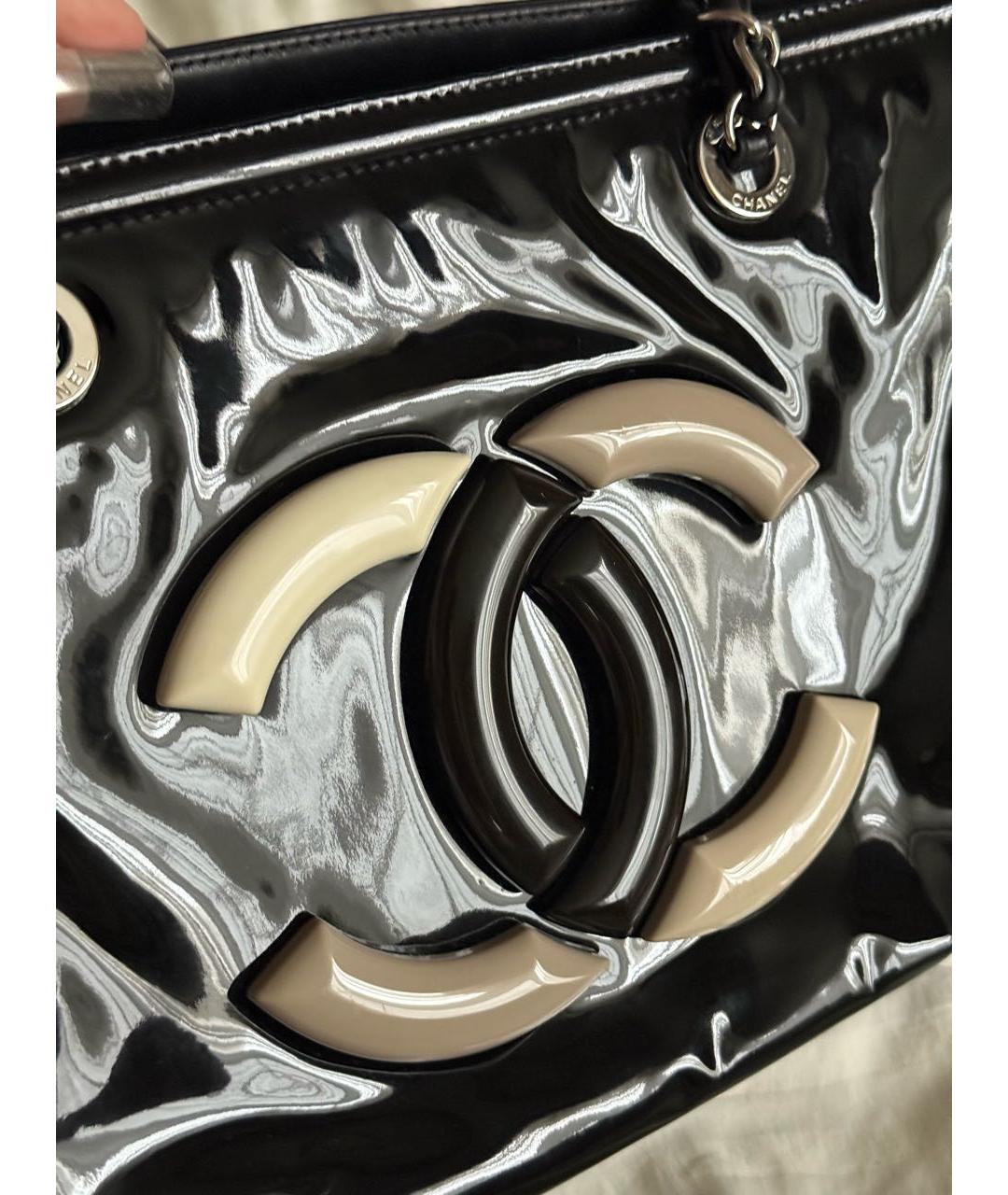 CHANEL Черная сумка с короткими ручками из лакированной кожи, фото 3
