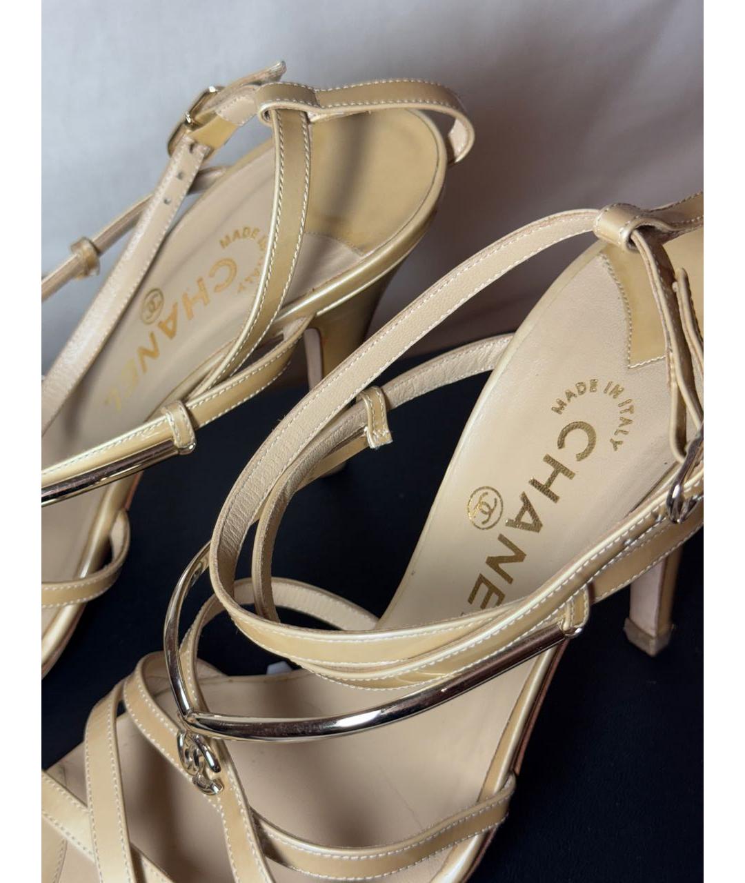 CHANEL Бежевые босоножки из лакированной кожи, фото 5