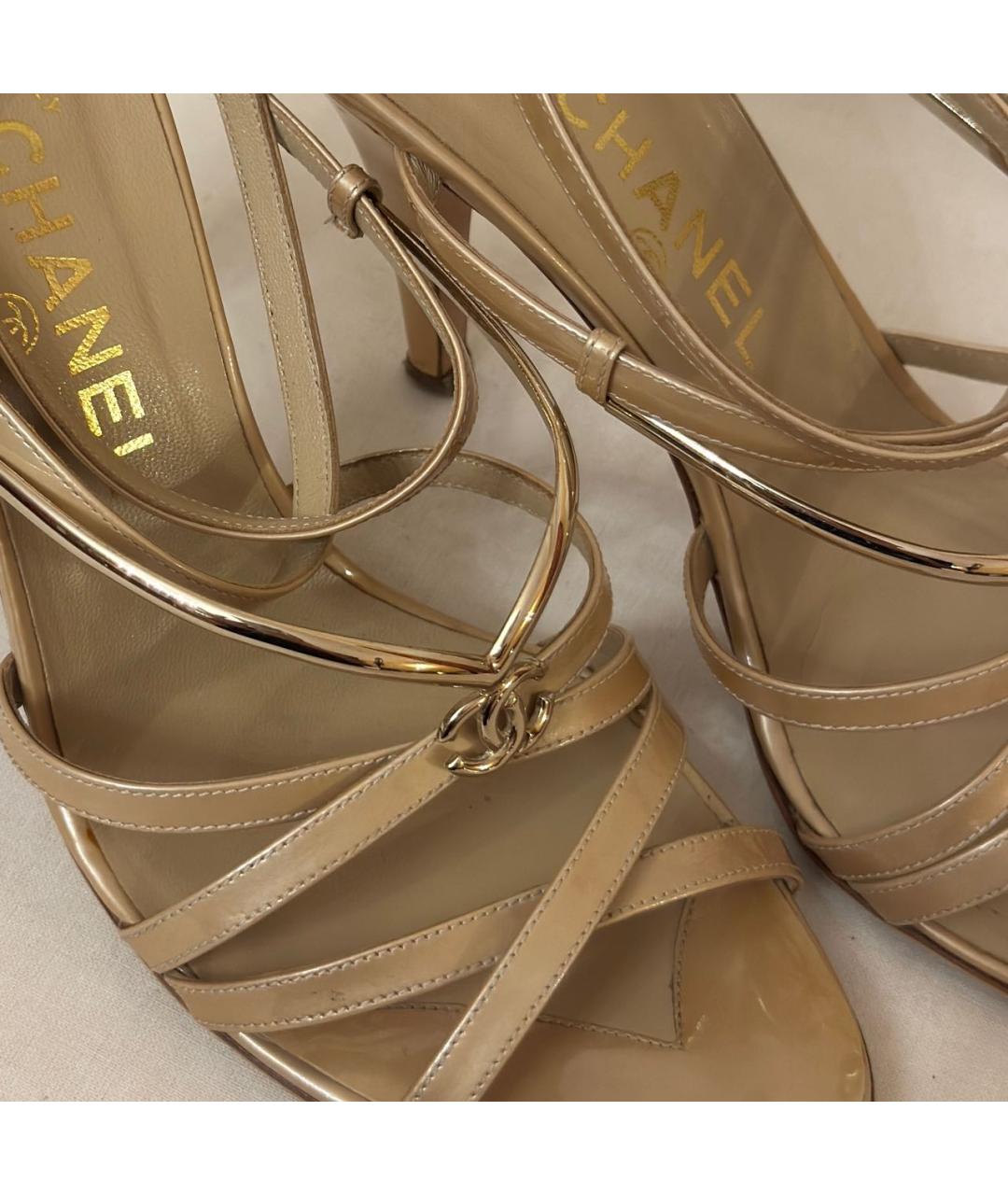 CHANEL Бежевые босоножки из лакированной кожи, фото 8