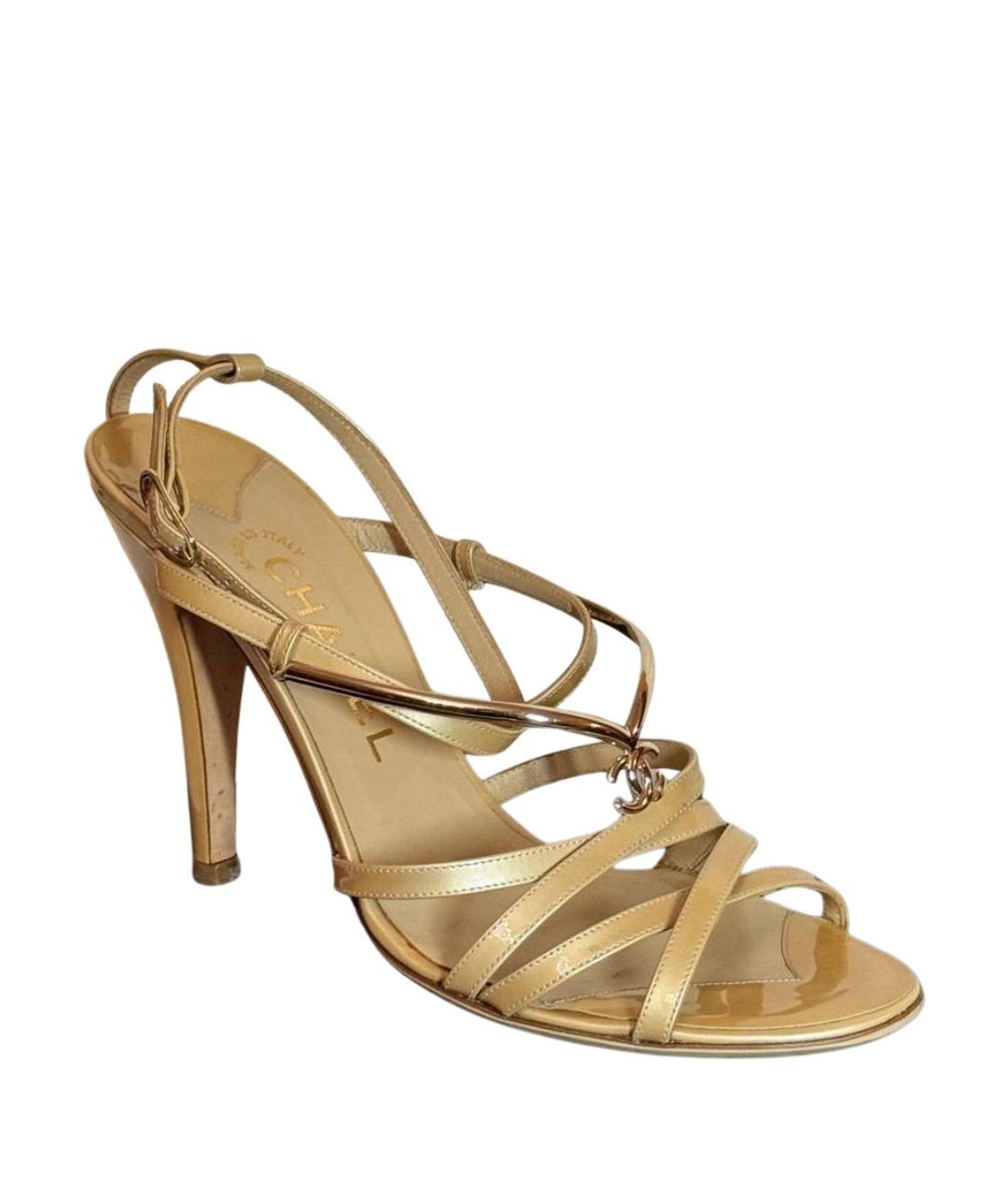 CHANEL Бежевые босоножки из лакированной кожи, фото 1