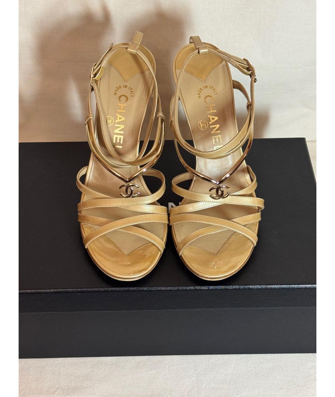 CHANEL Бежевые босоножки из лакированной кожи, фото 2