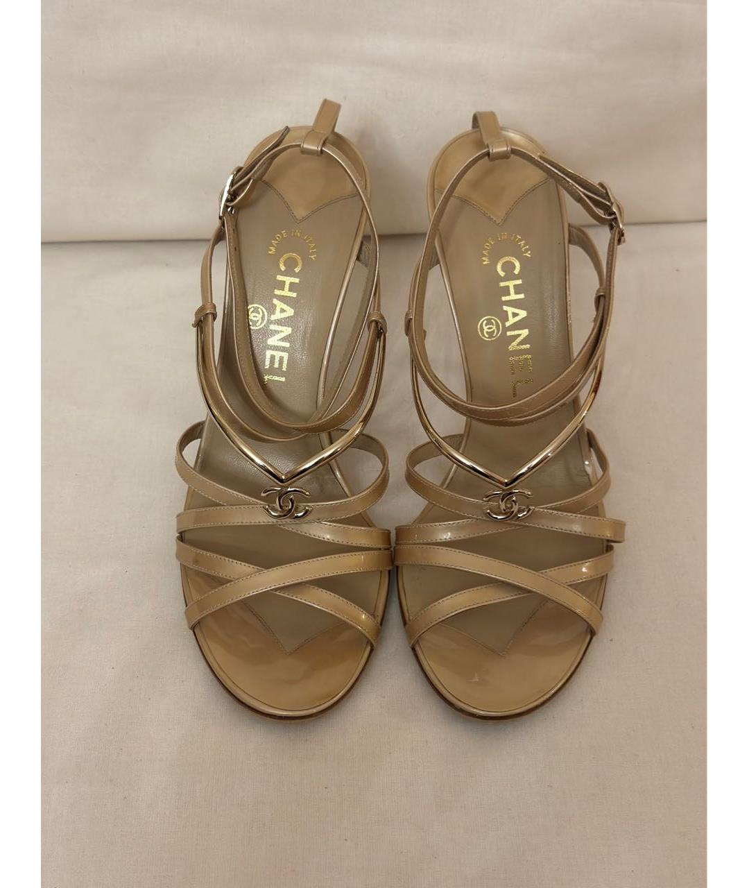 CHANEL Бежевые босоножки из лакированной кожи, фото 7