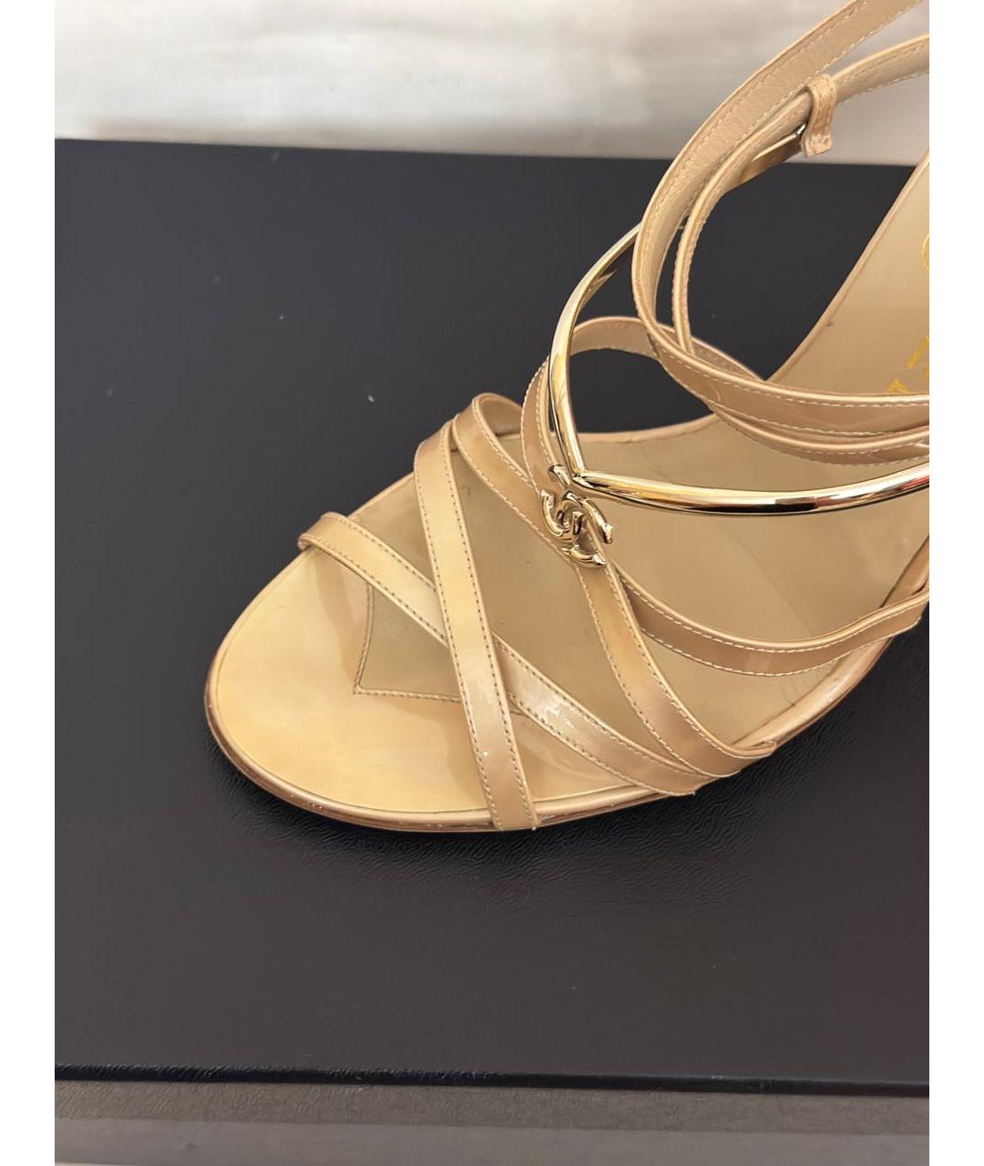 CHANEL Бежевые босоножки из лакированной кожи, фото 3