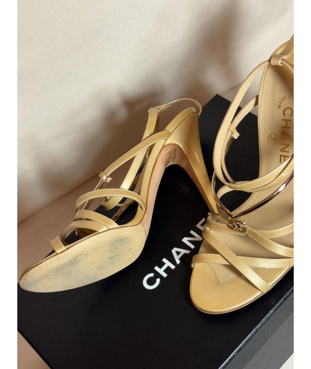 CHANEL Бежевые босоножки из лакированной кожи, фото 6