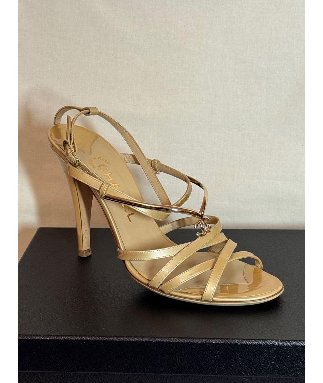 CHANEL Бежевые босоножки из лакированной кожи, фото 9