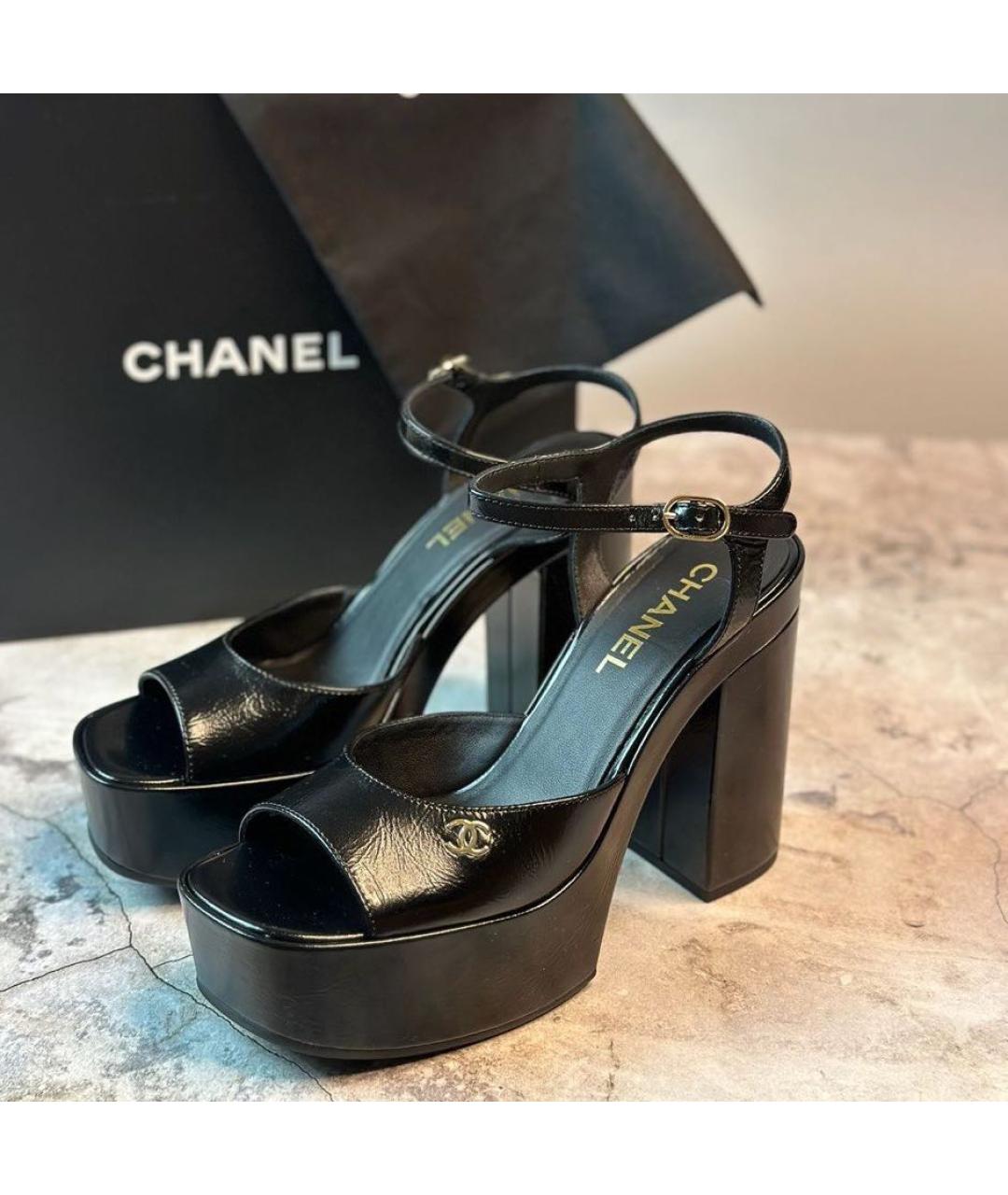 CHANEL Черные босоножки из лакированной кожи, фото 2