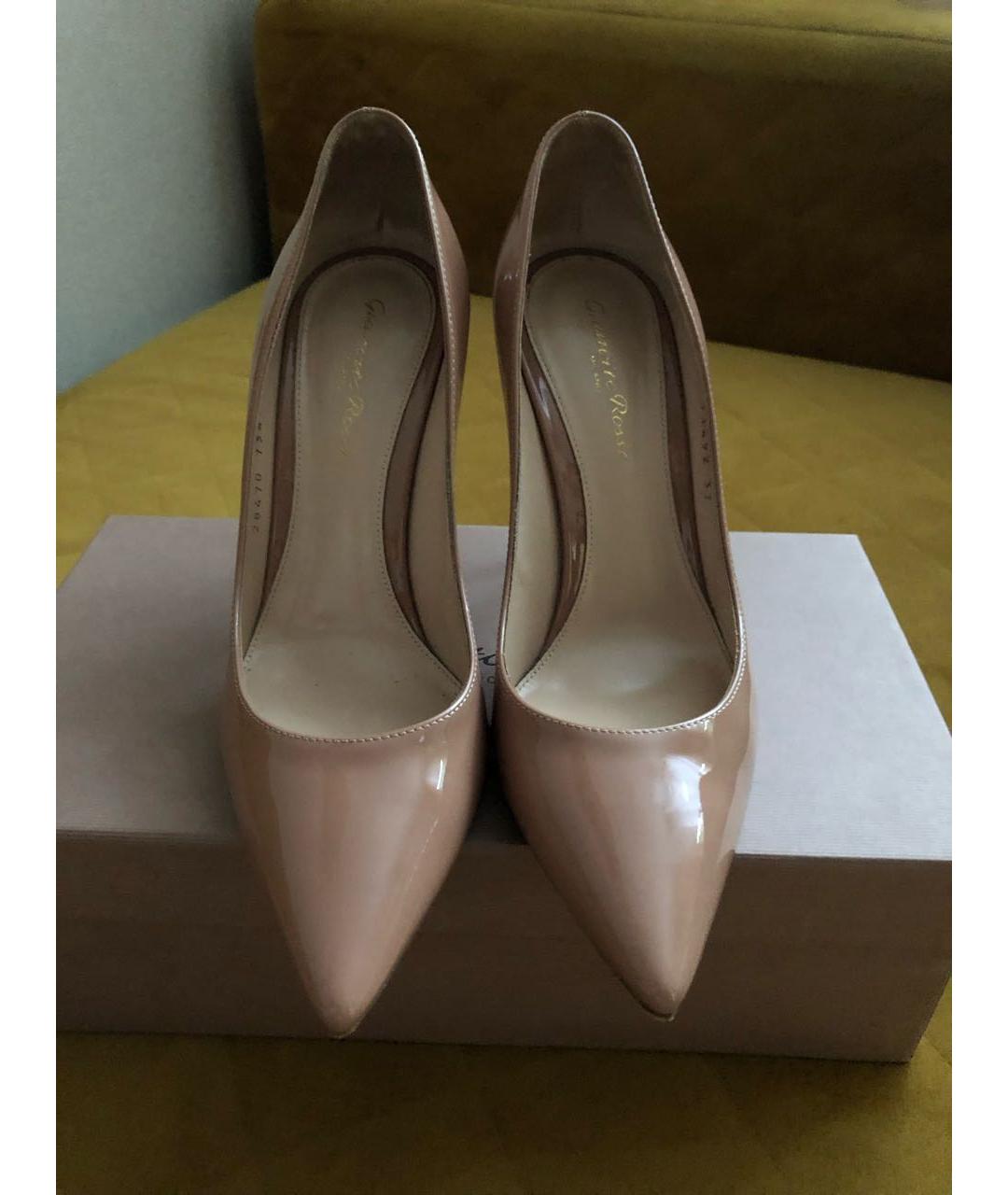 GIANVITO ROSSI Бежевые туфли из лакированной кожи, фото 2