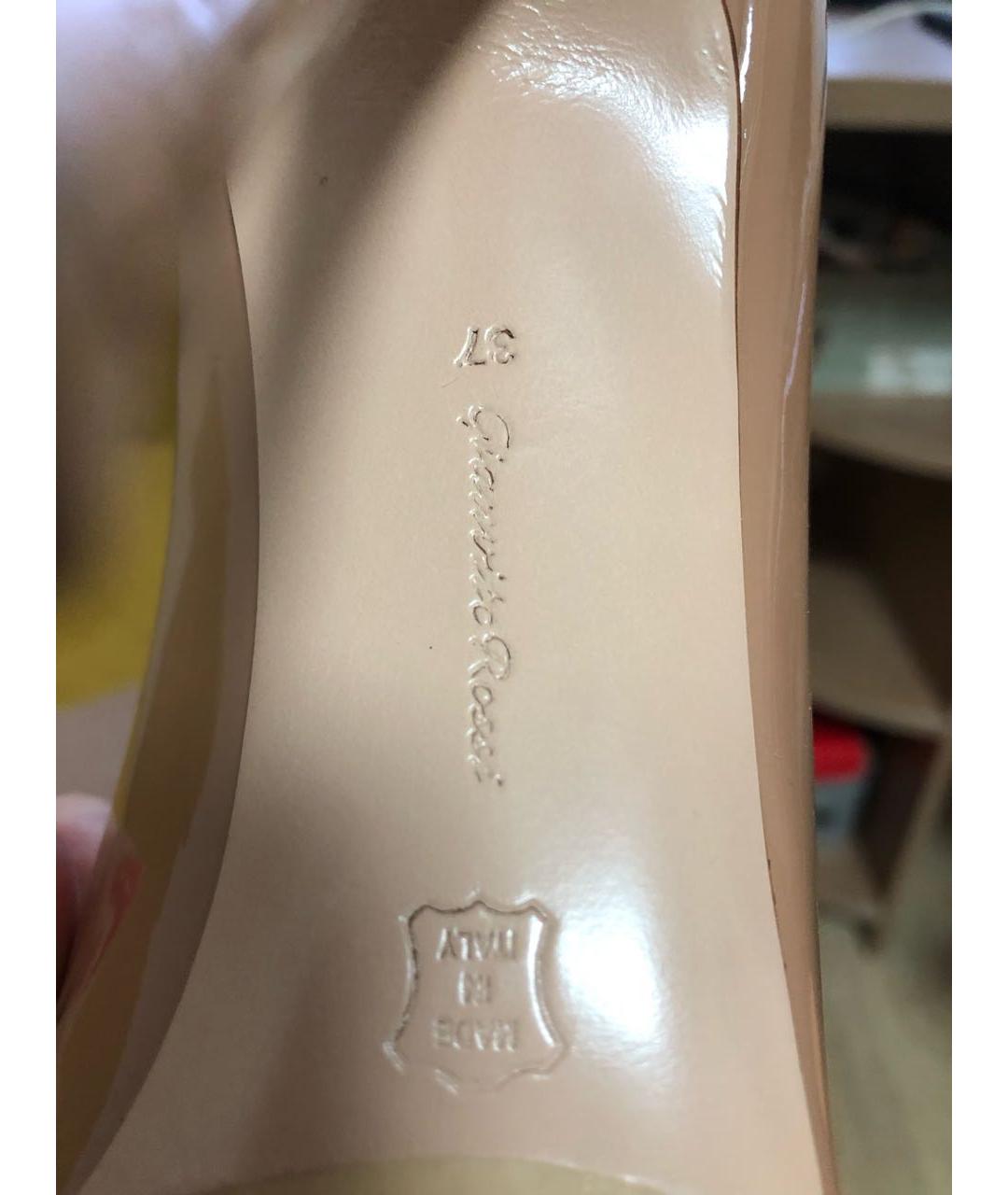 GIANVITO ROSSI Бежевые туфли из лакированной кожи, фото 5