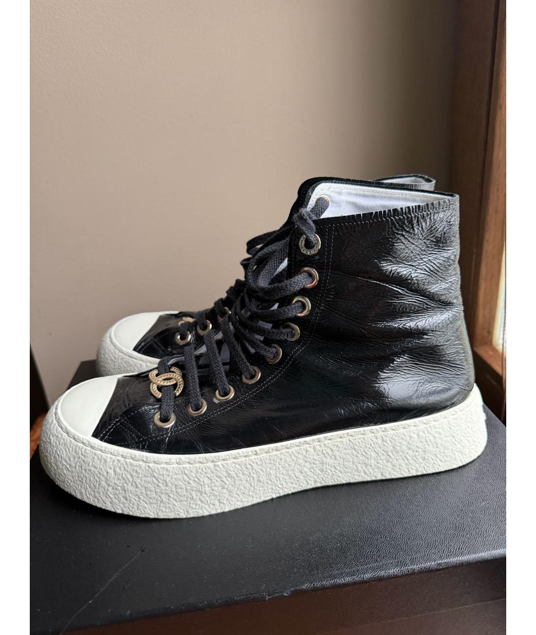 CHANEL Черные кеды из лакированной кожи, фото 5