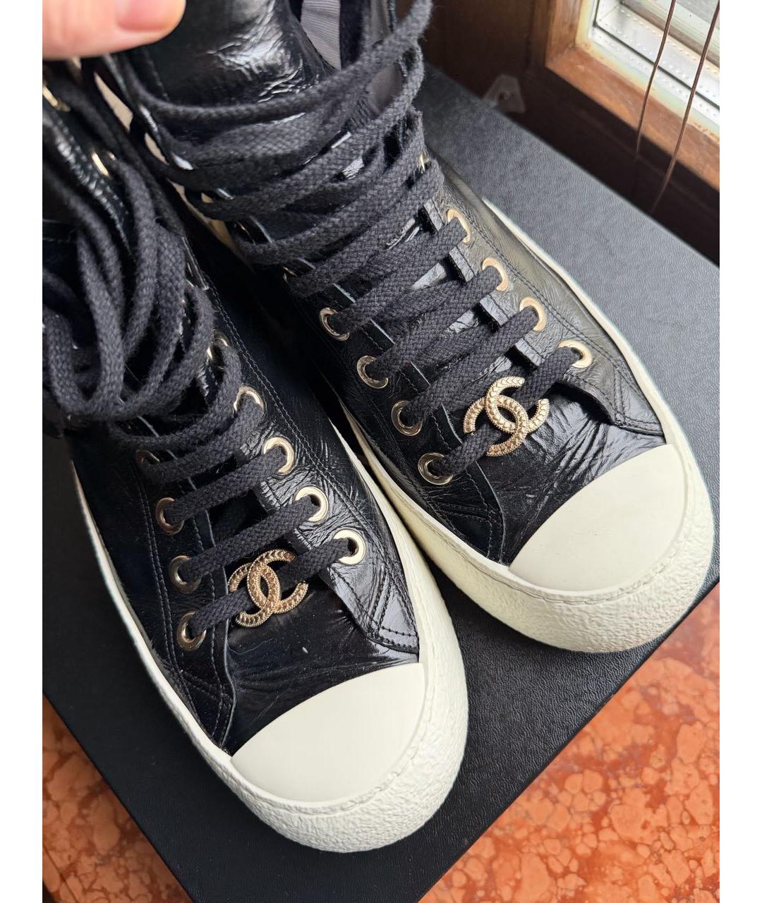 CHANEL Черные кеды из лакированной кожи, фото 3