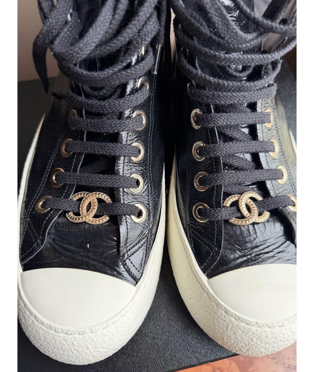 CHANEL Черные кеды из лакированной кожи, фото 2