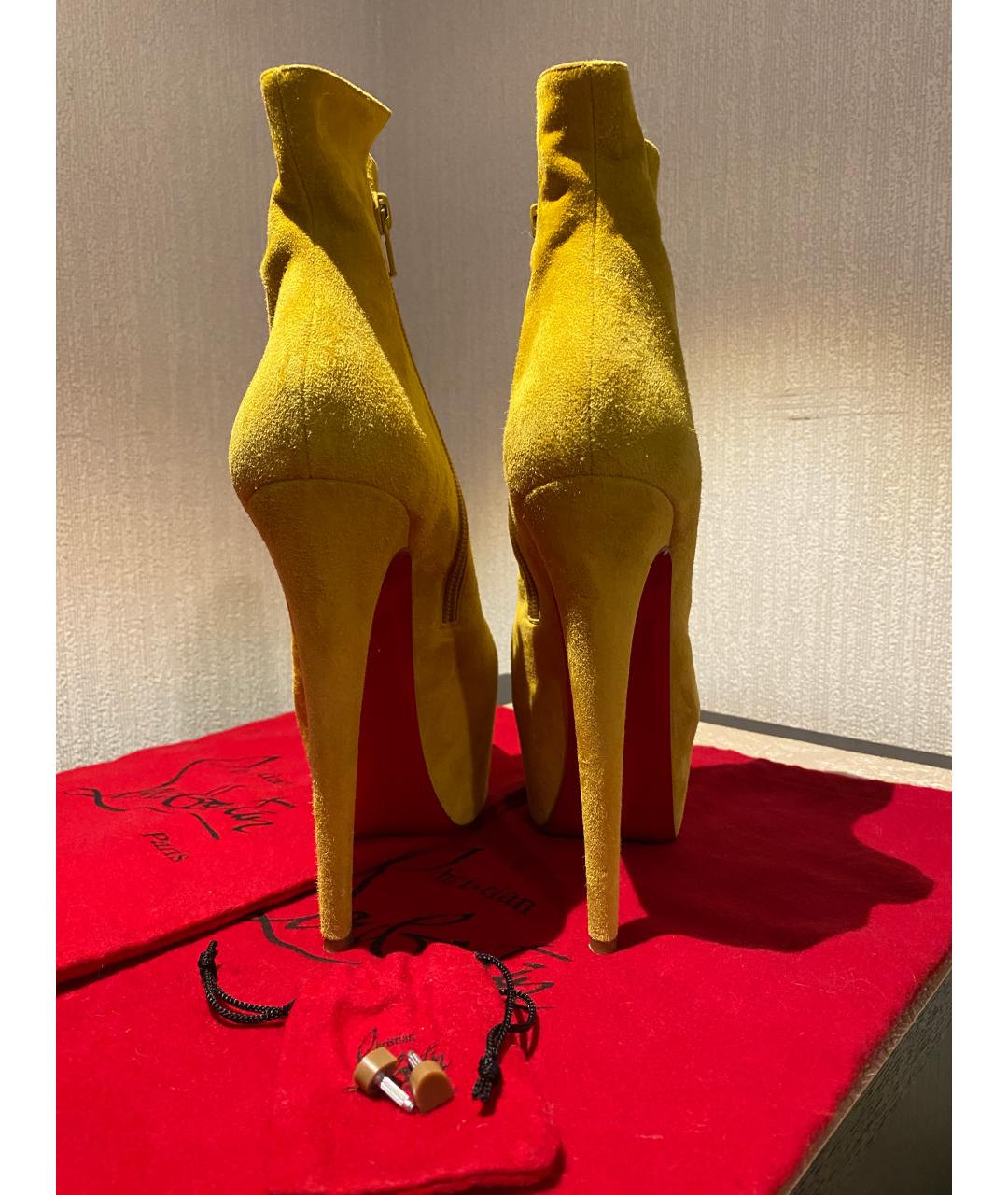 CHRISTIAN LOUBOUTIN Желтые замшевые ботильоны, фото 4