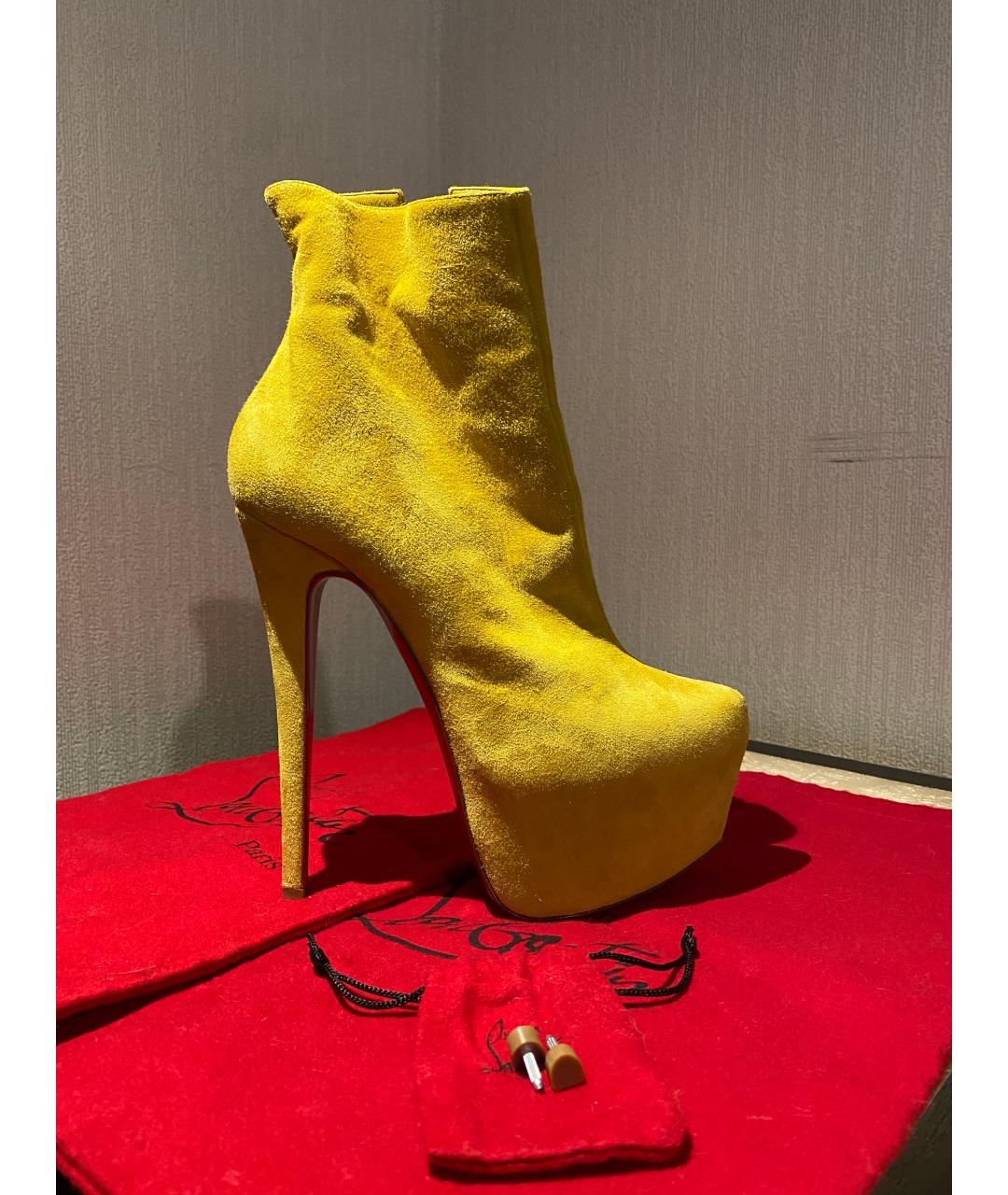 CHRISTIAN LOUBOUTIN Желтые замшевые ботильоны, фото 6