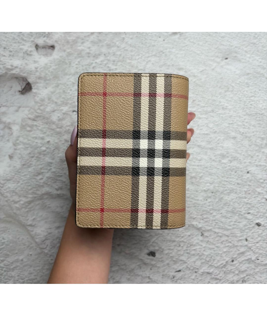 BURBERRY Бежевый кожаный кардхолдер, фото 2
