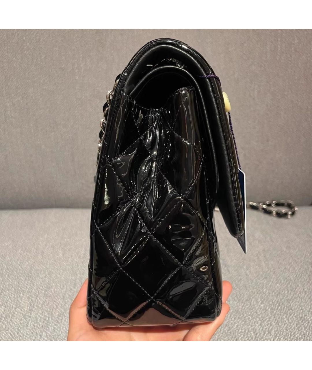 CHANEL Черная сумка через плечо из лакированной кожи, фото 2