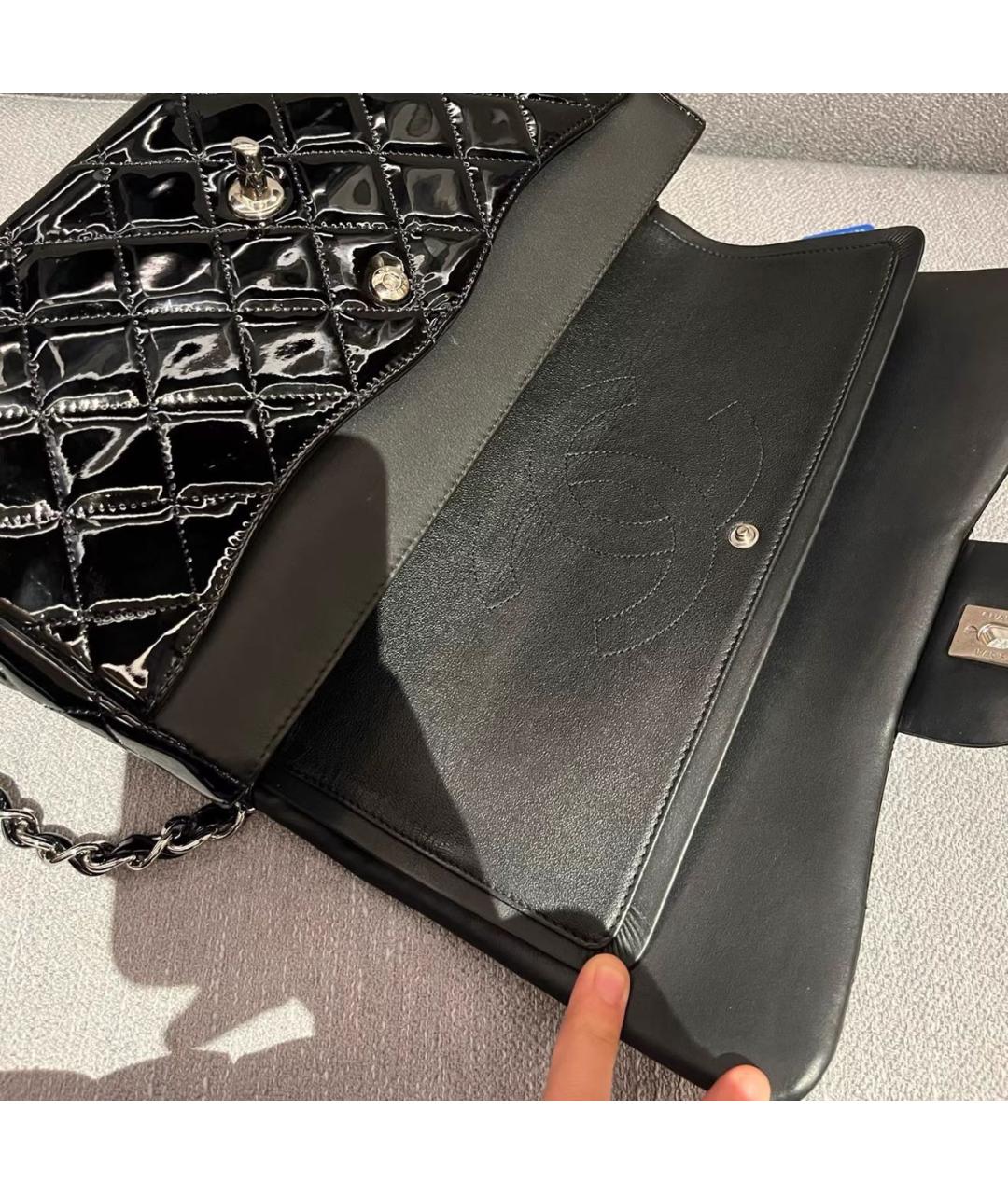 CHANEL Черная сумка через плечо из лакированной кожи, фото 6