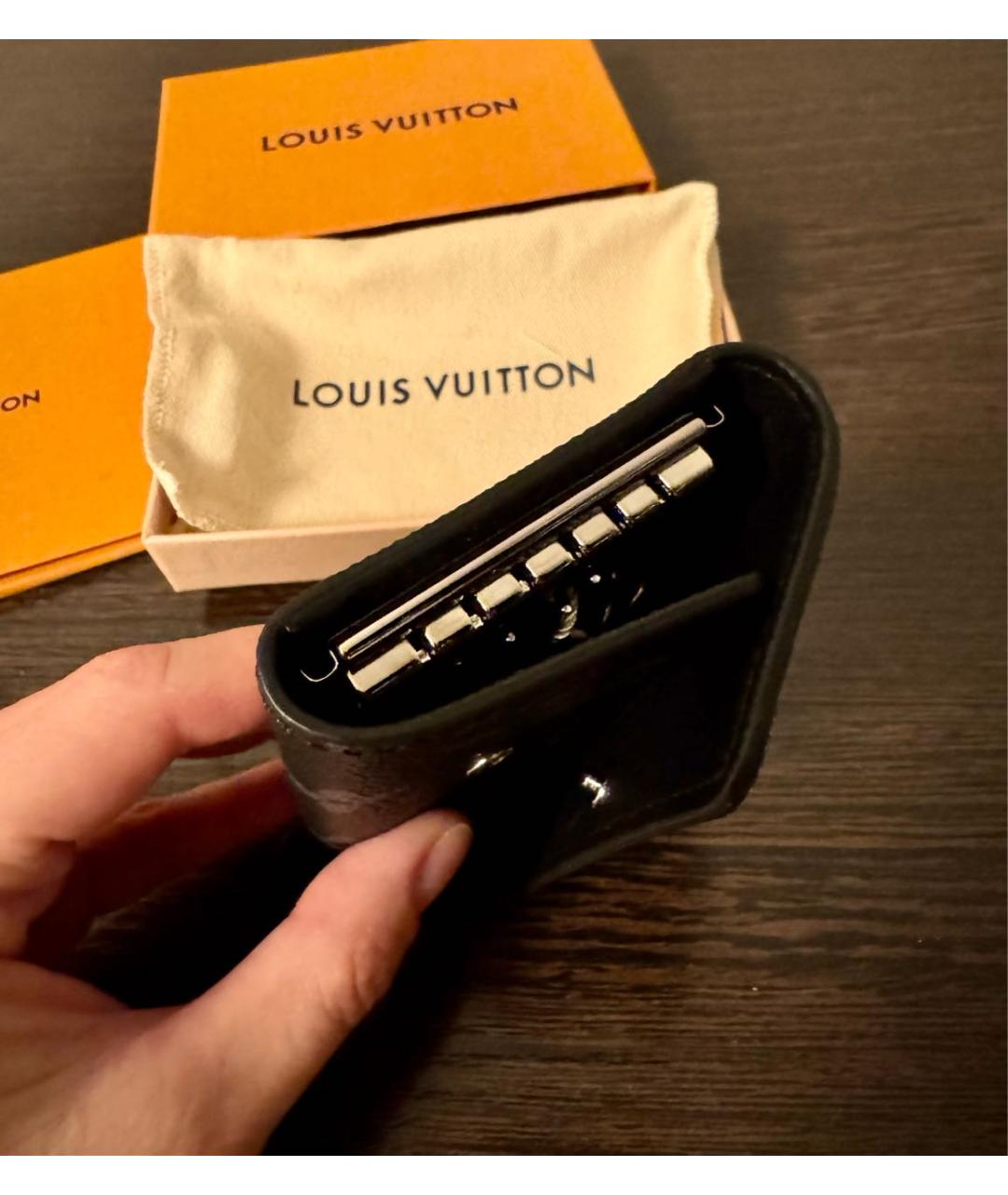 LOUIS VUITTON Серая ключница, фото 5