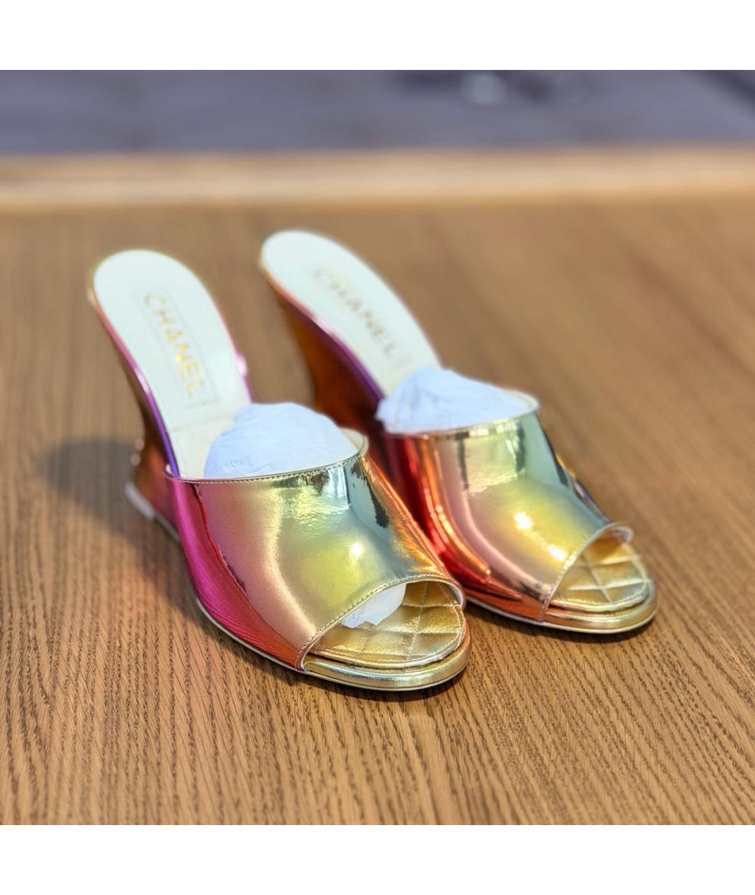 CHANEL Золотые мюли из лакированной кожи, фото 6
