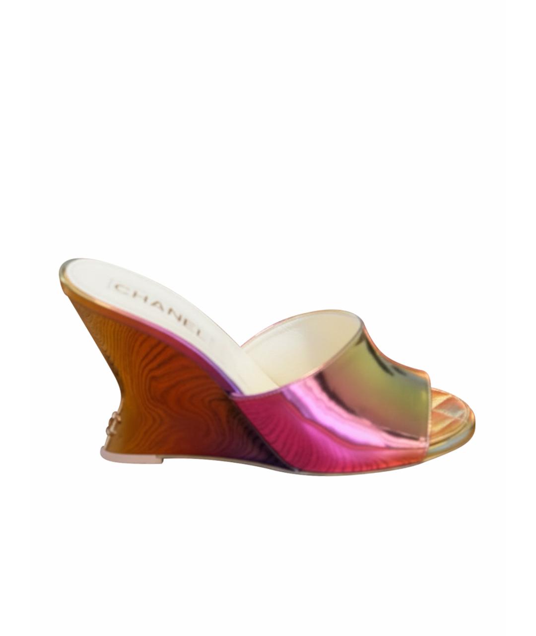 CHANEL Золотые мюли из лакированной кожи, фото 1