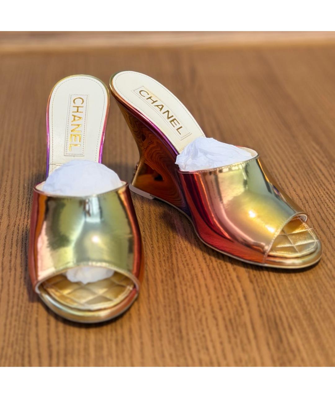 CHANEL Золотые мюли из лакированной кожи, фото 7
