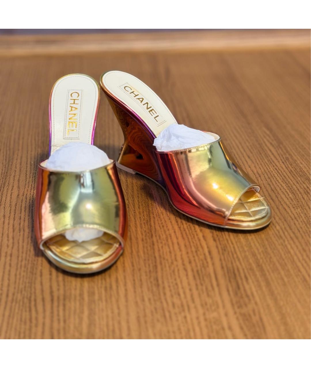 CHANEL Золотые мюли из лакированной кожи, фото 2