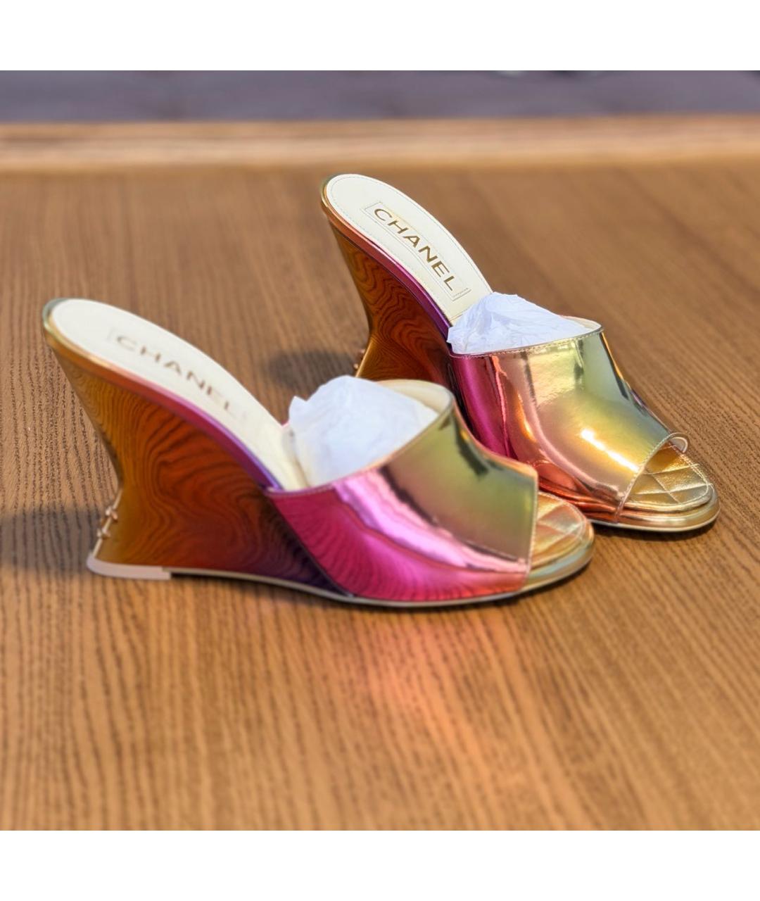 CHANEL Золотые мюли из лакированной кожи, фото 8