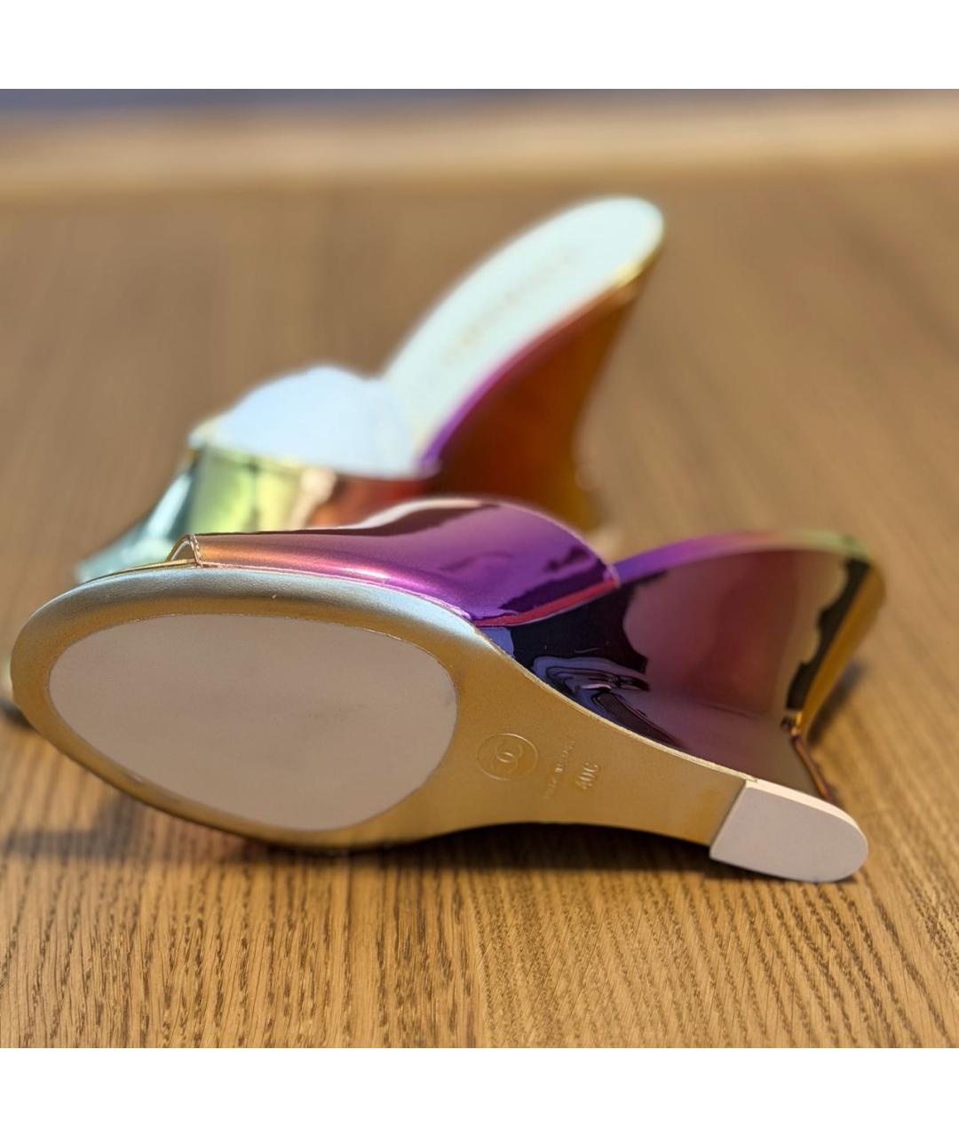 CHANEL Золотые мюли из лакированной кожи, фото 5