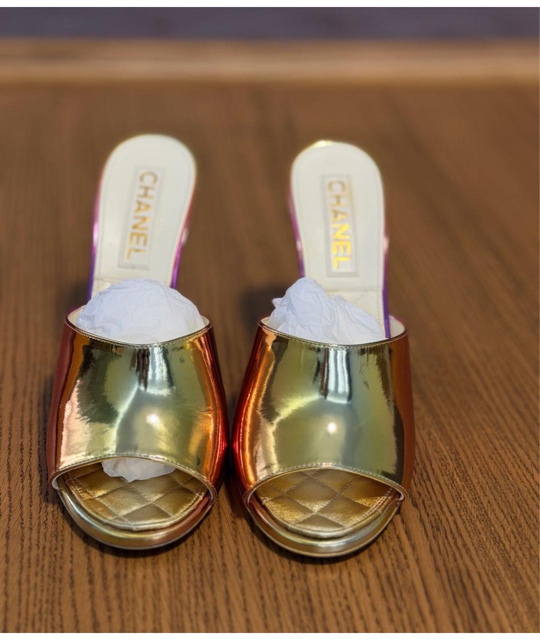 CHANEL Золотые мюли из лакированной кожи, фото 3