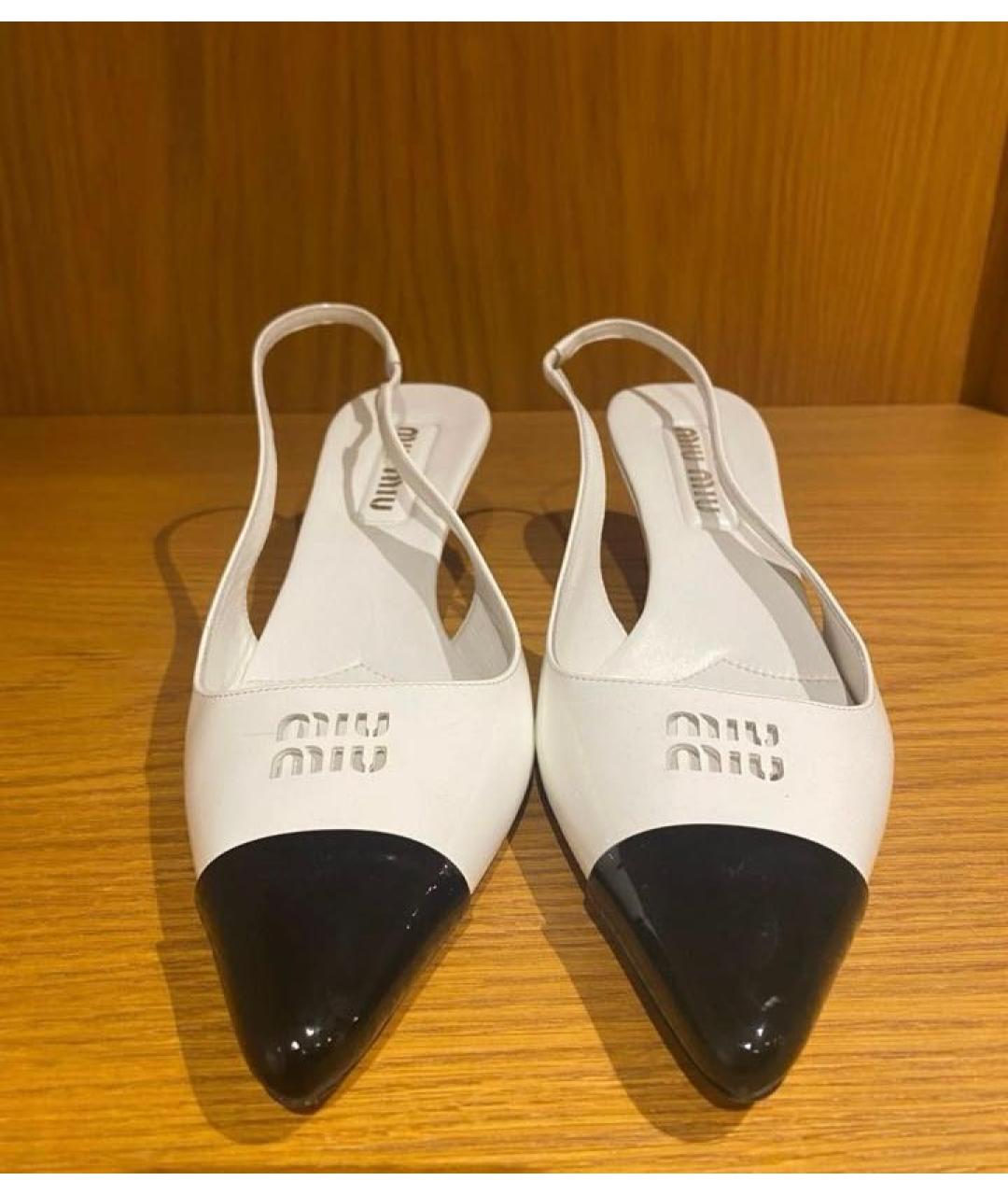 MIU MIU Белые лодочки на низком каблуке из лакированной кожи, фото 2