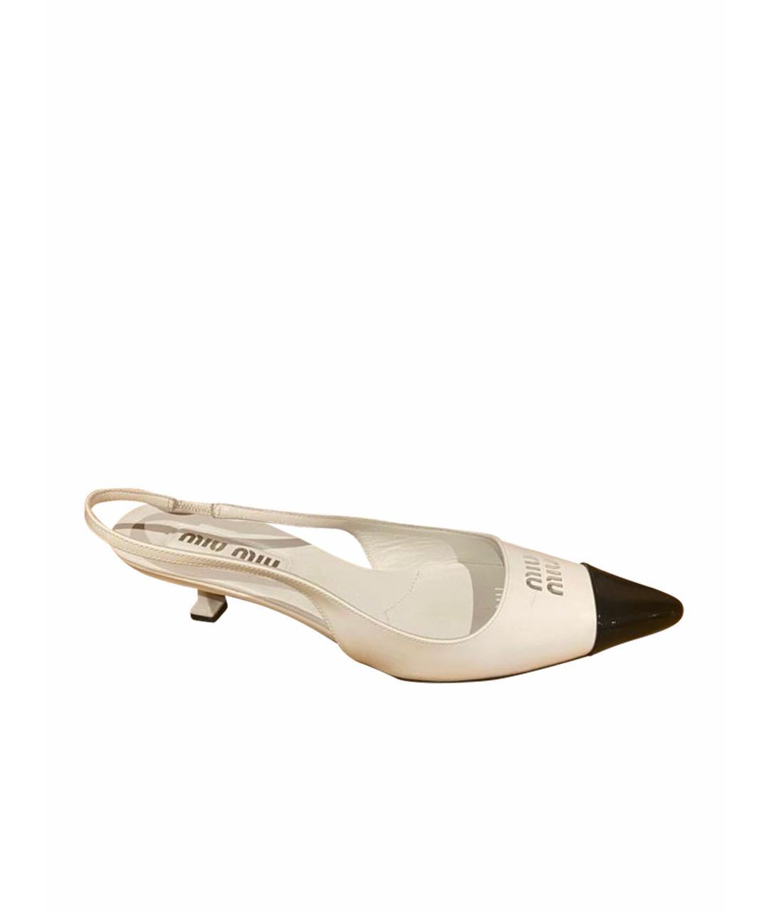 MIU MIU Белые лодочки на низком каблуке из лакированной кожи, фото 1