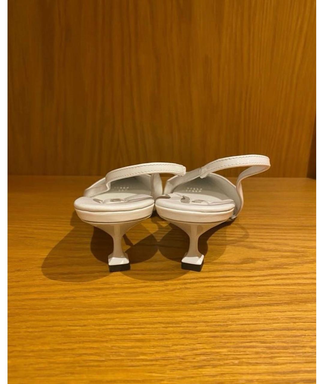 MIU MIU Белые лодочки на низком каблуке из лакированной кожи, фото 4