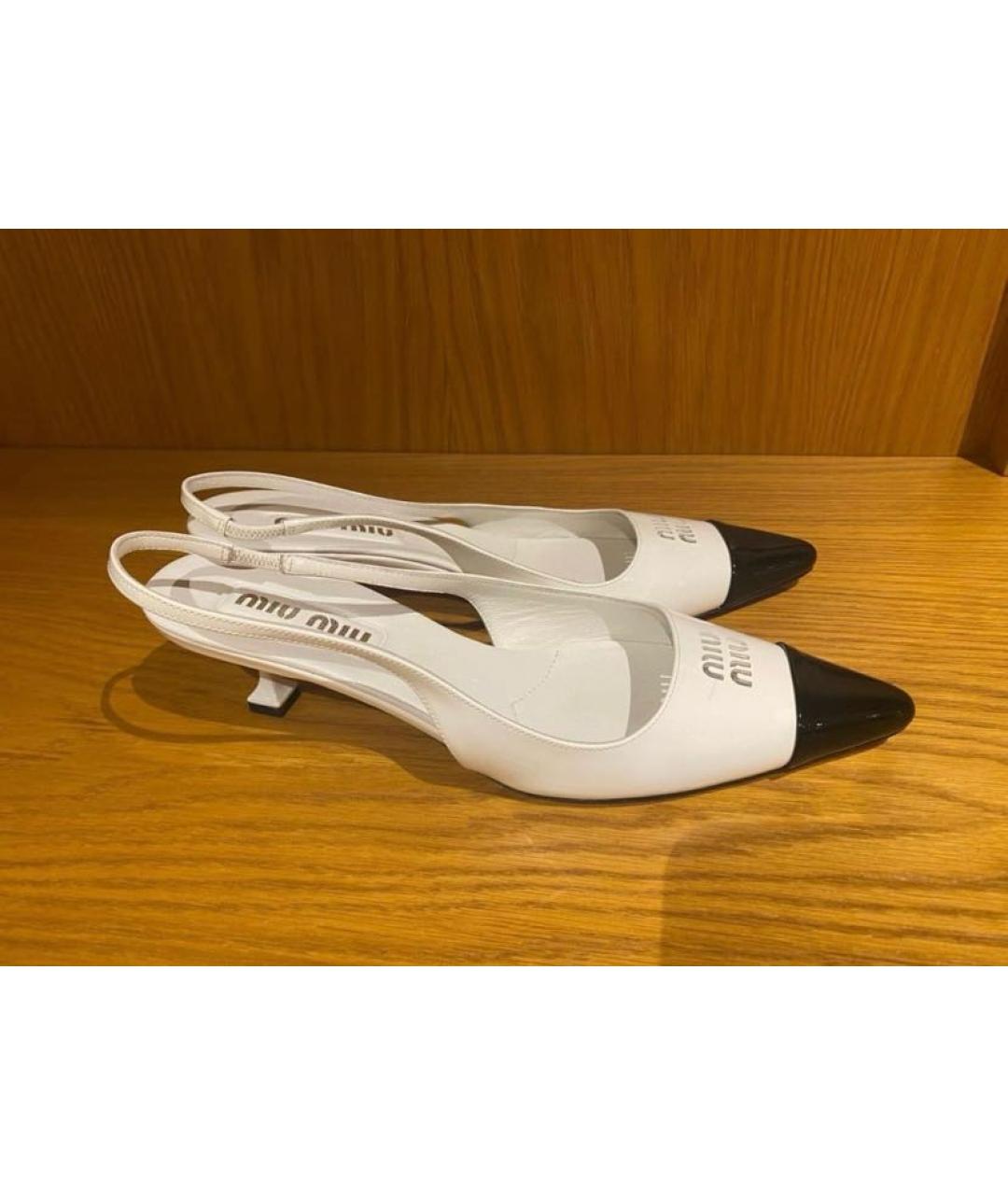 MIU MIU Белые лодочки на низком каблуке из лакированной кожи, фото 5