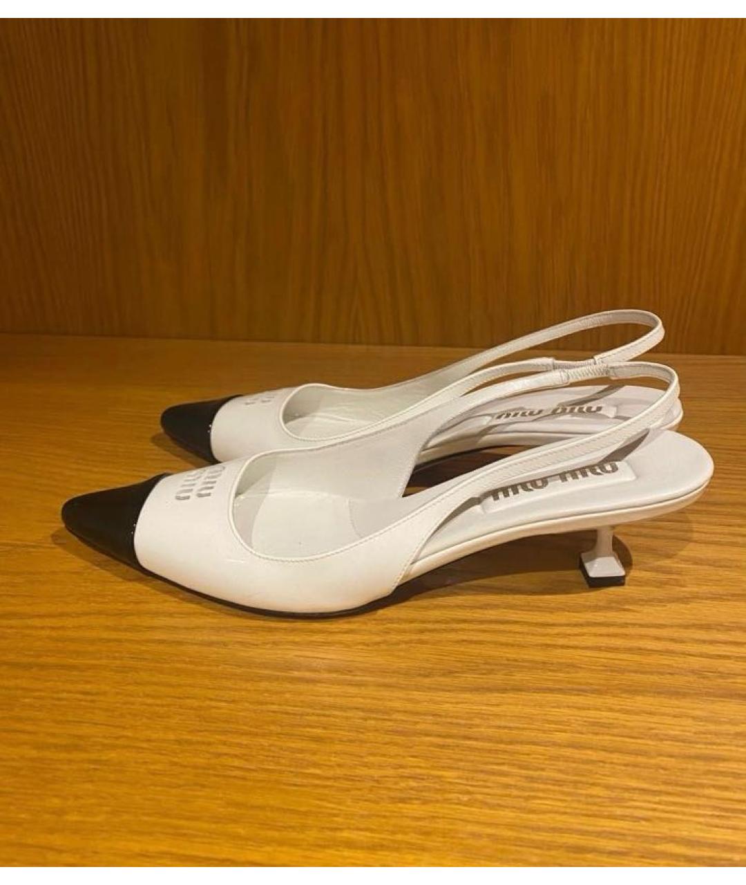 MIU MIU Белые лодочки на низком каблуке из лакированной кожи, фото 3