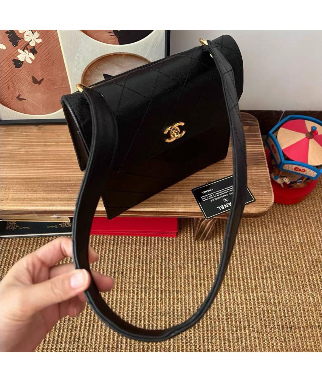 CHANEL Черная кожаная сумка с короткими ручками, фото 3