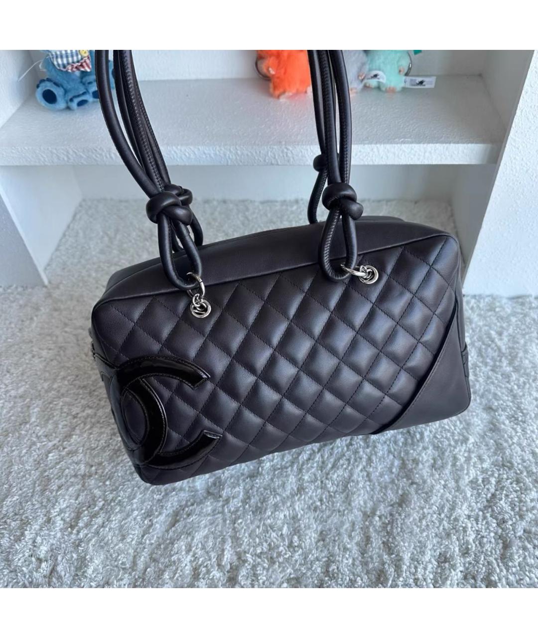 CHANEL Черная кожаная сумка с короткими ручками, фото 3