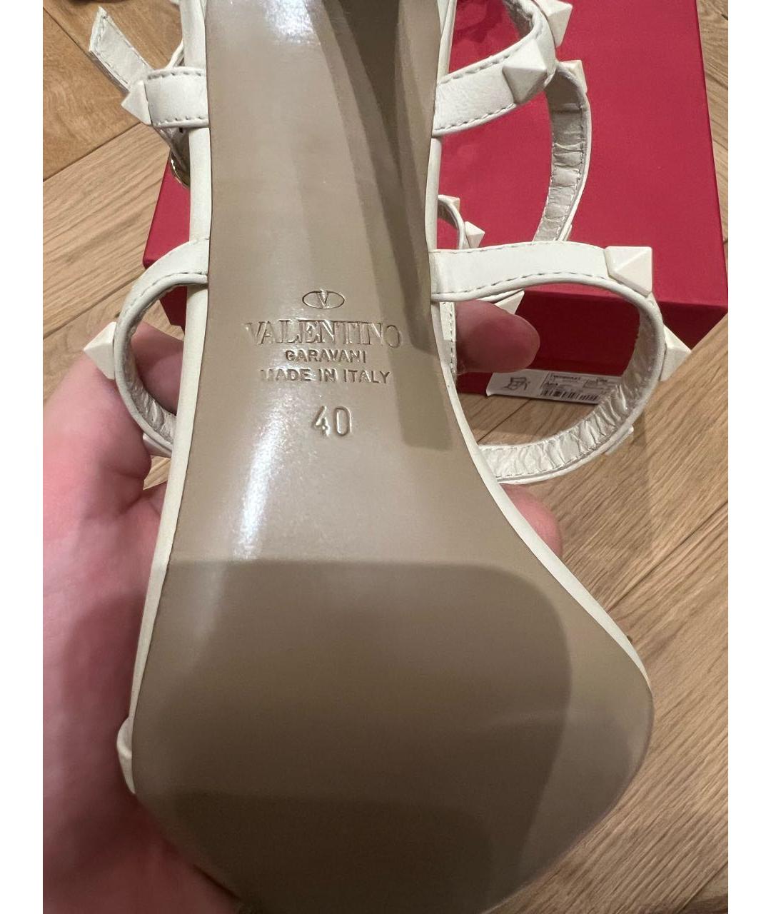 VALENTINO Бежевые кожаные босоножки, фото 4