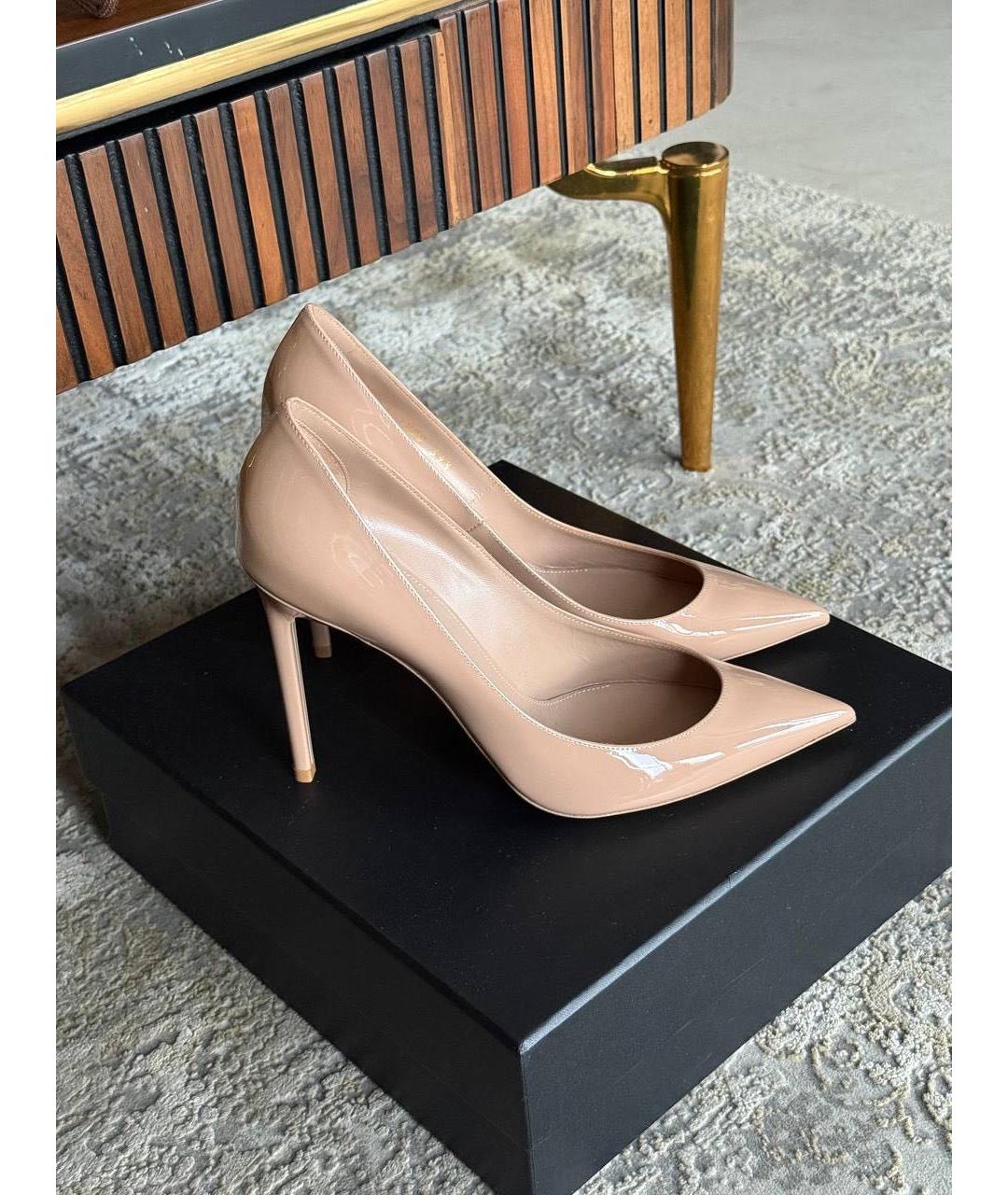 SAINT LAURENT Бежевые туфли из лакированной кожи, фото 3