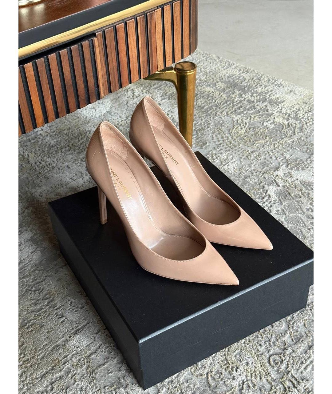 SAINT LAURENT Бежевые туфли из лакированной кожи, фото 2