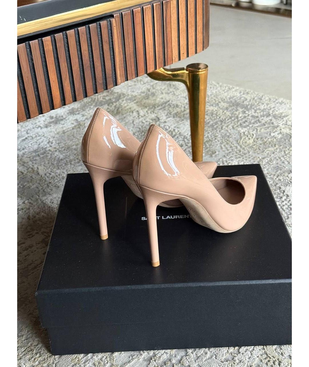 SAINT LAURENT Бежевые туфли из лакированной кожи, фото 4