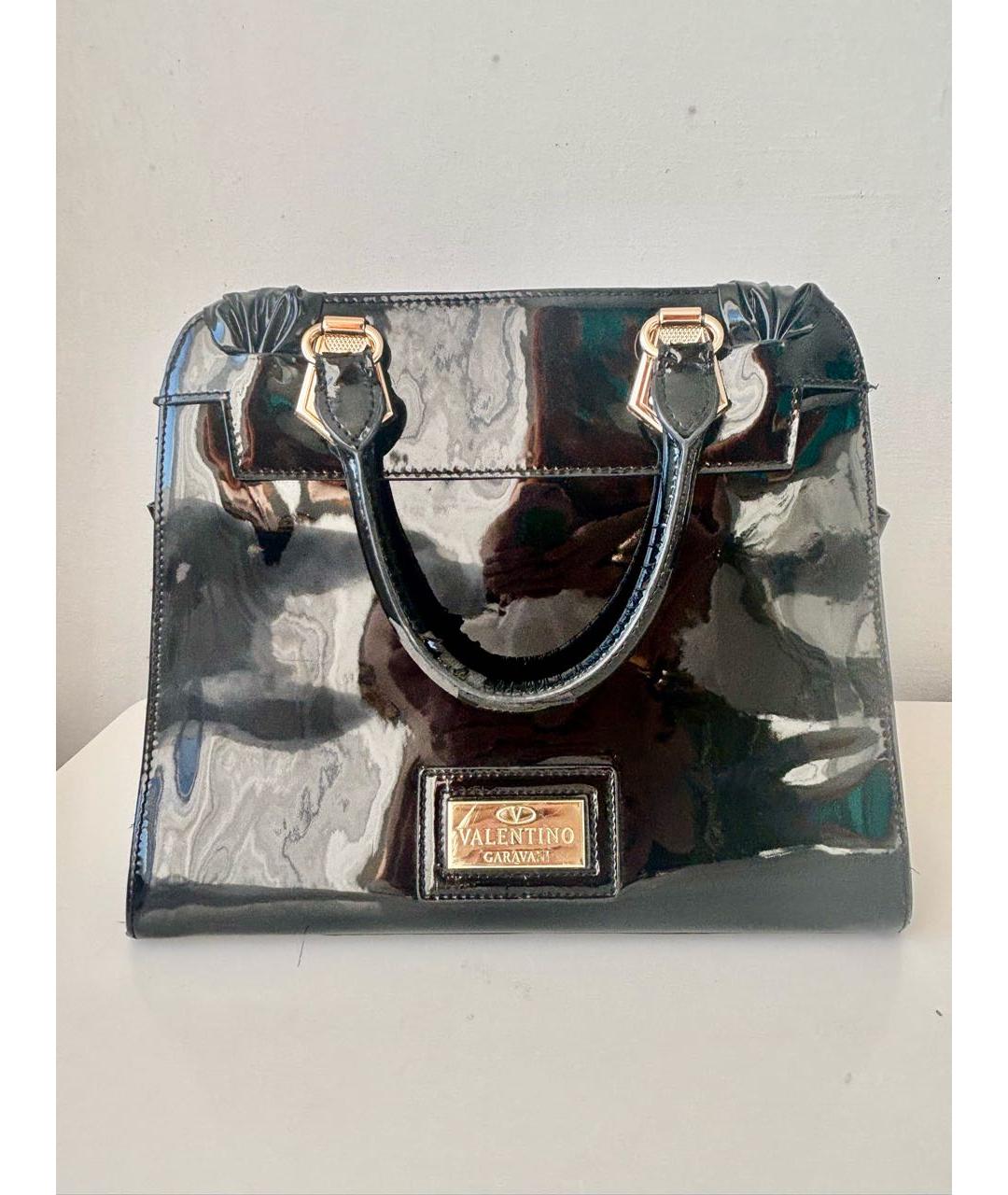 VALENTINO Черная сумка с короткими ручками из лакированной кожи, фото 3