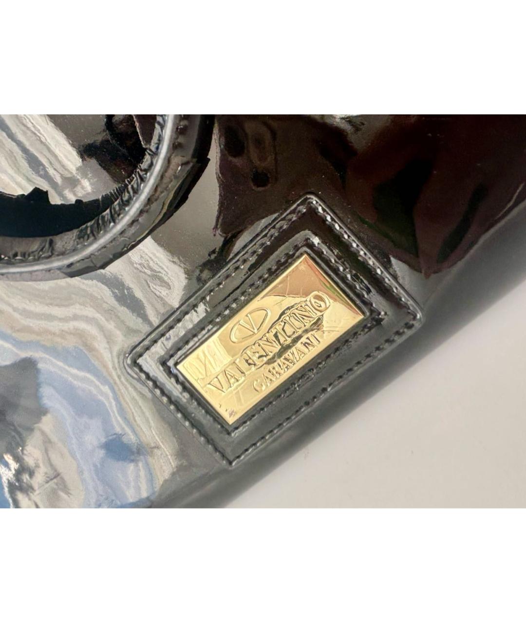 VALENTINO Черная сумка с короткими ручками из лакированной кожи, фото 6