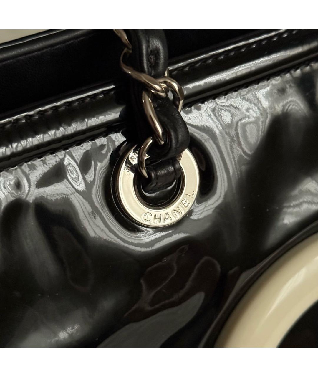 CHANEL Черная сумка с короткими ручками из лакированной кожи, фото 3