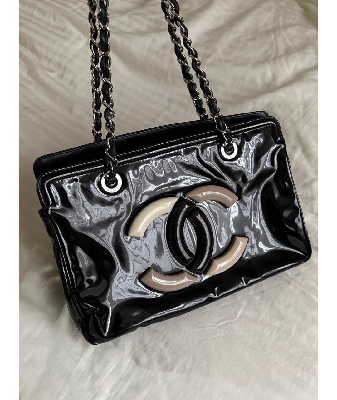 CHANEL Черная сумка с короткими ручками из лакированной кожи, фото 6
