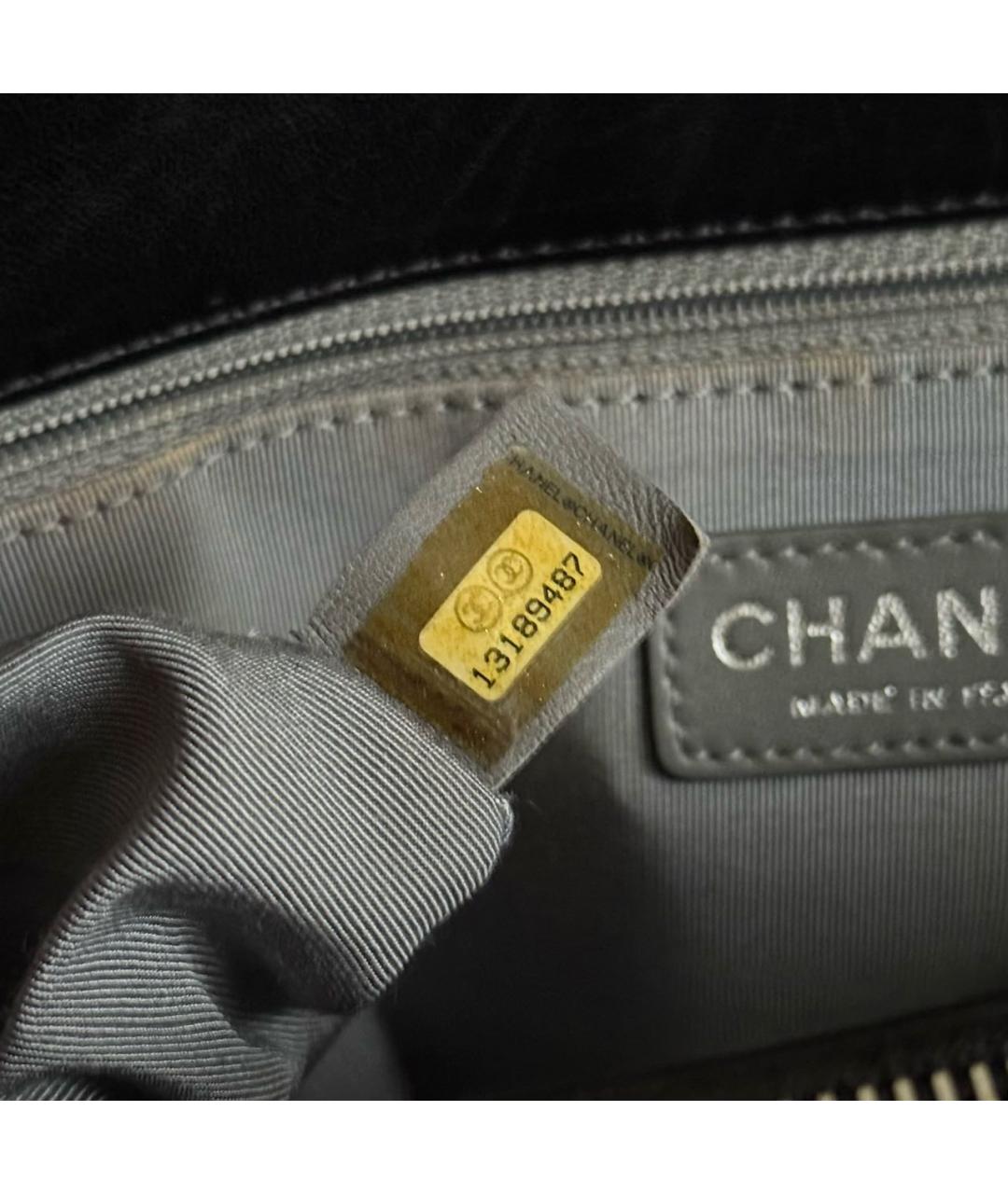 CHANEL Черная сумка с короткими ручками из лакированной кожи, фото 5