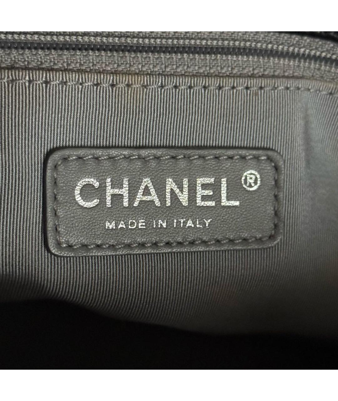 CHANEL Черная сумка с короткими ручками из лакированной кожи, фото 4